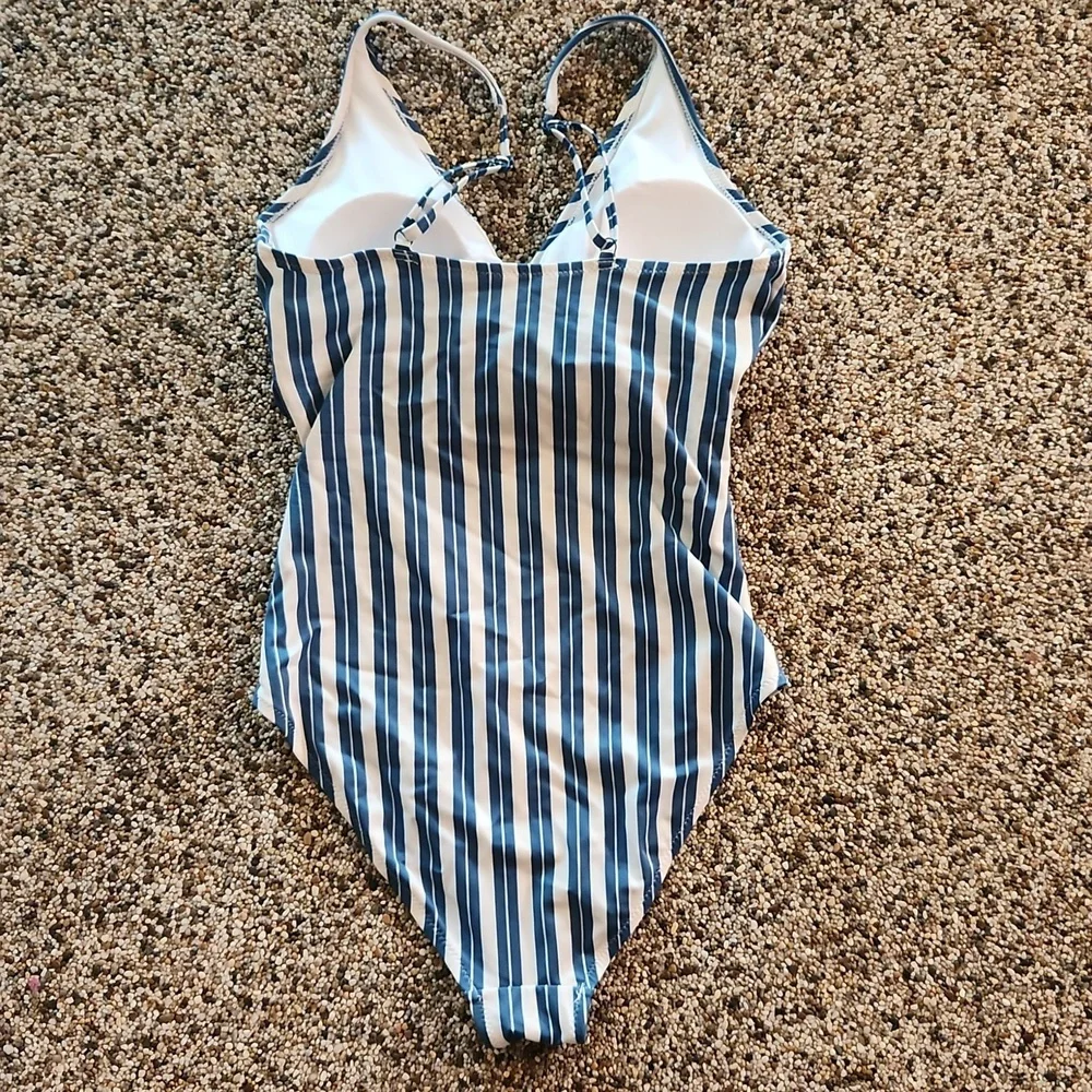 Old Navy Twist front one piece swimsuit, size medium‎